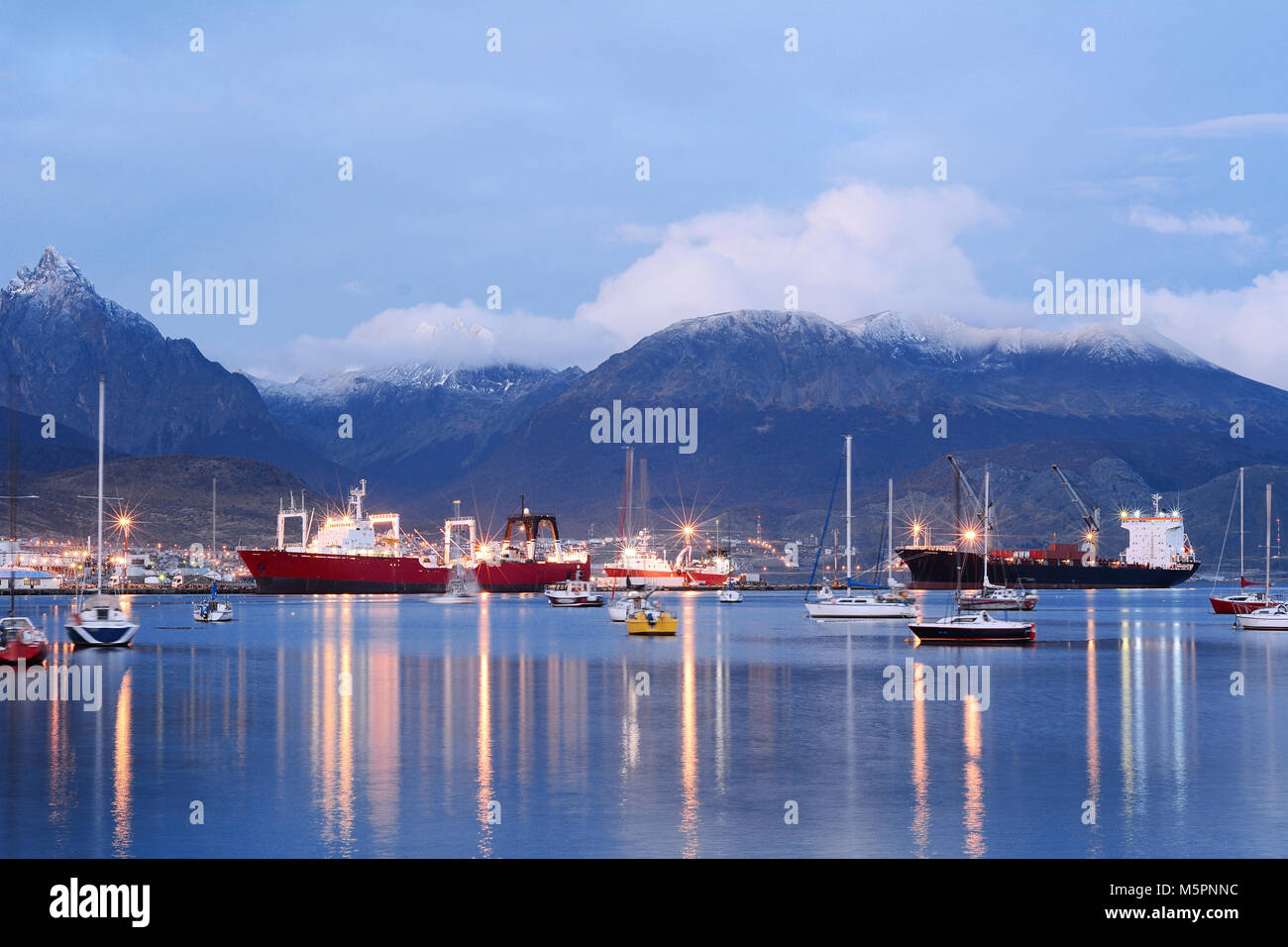 Blick auf die Stadt Ushuaia auf den Sonnenuntergang. Feuerland, Argentinien. Stockfoto