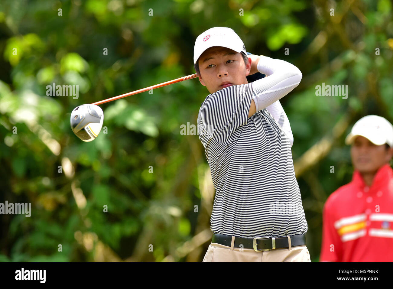 Danau, UKM Bangi - 11. Februar: haziq Iman Imran Uhren sein T-Stück, das auf der vierten Bohrung während der letzten Runde des Danau Junior Meisterschaft am Danau Gol Stockfoto