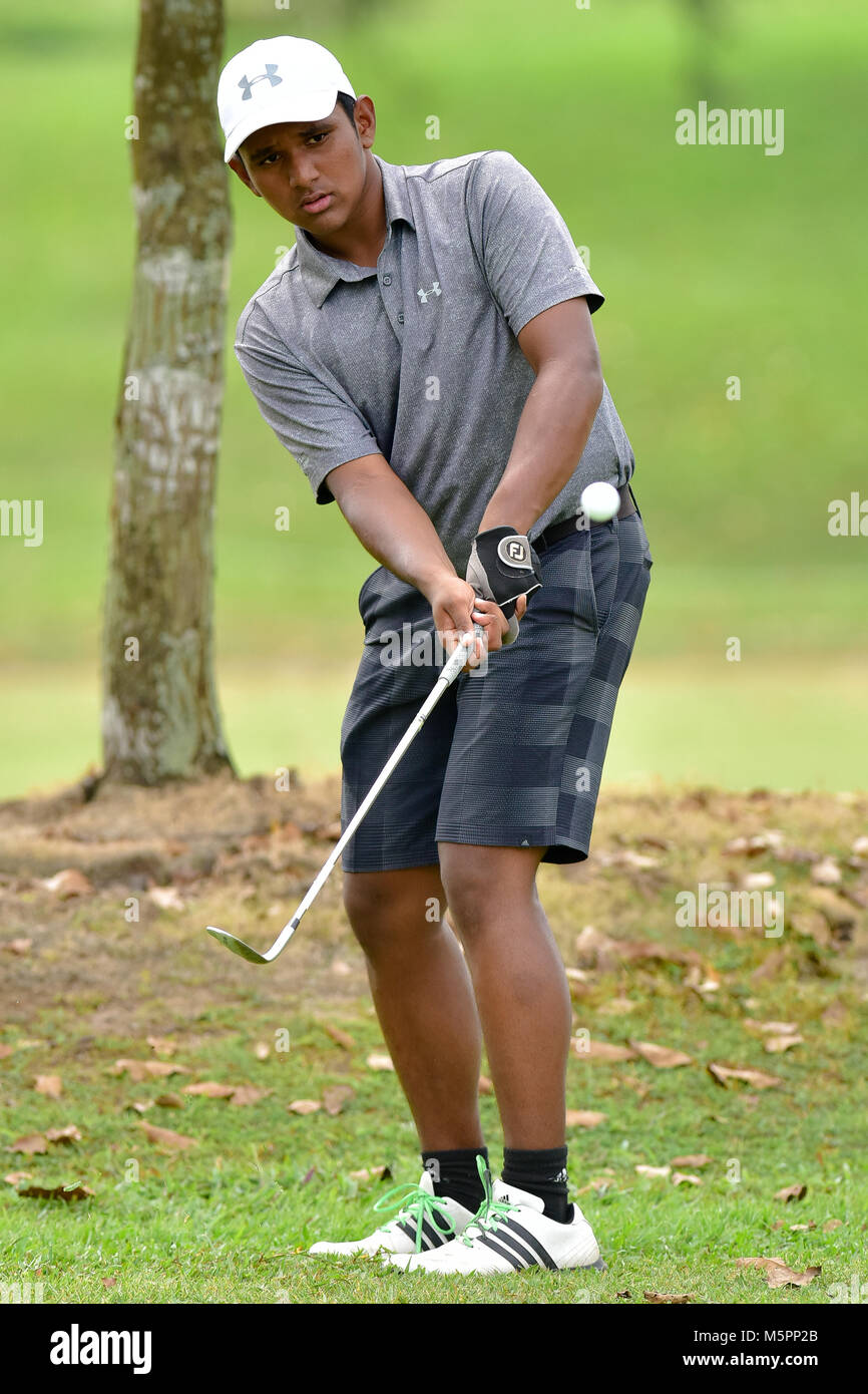 Danau, UKM Bangi - 11. Februar: Putra Huzaireil Khan spielt seine Schüsse auf dem 5 Loch während der letzten Runde des Danau Junior Meisterschaft am Danau Golf Stockfoto