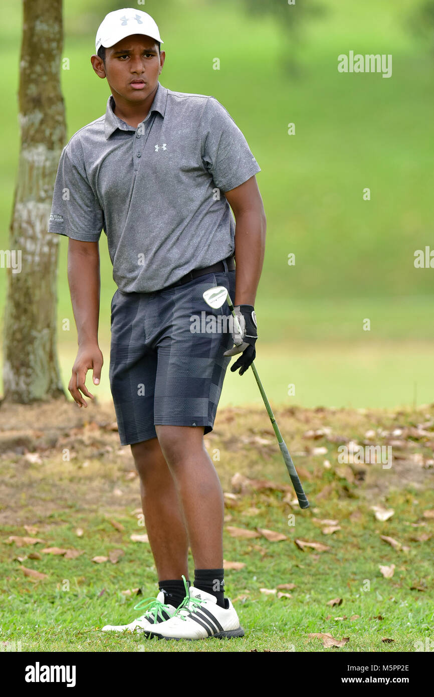 Danau, UKM Bangi - 11. Februar: Putra Huzaireil Khan spielt seine Schüsse auf dem 5 Loch während der letzten Runde des Danau Junior Meisterschaft am Danau Golf Stockfoto