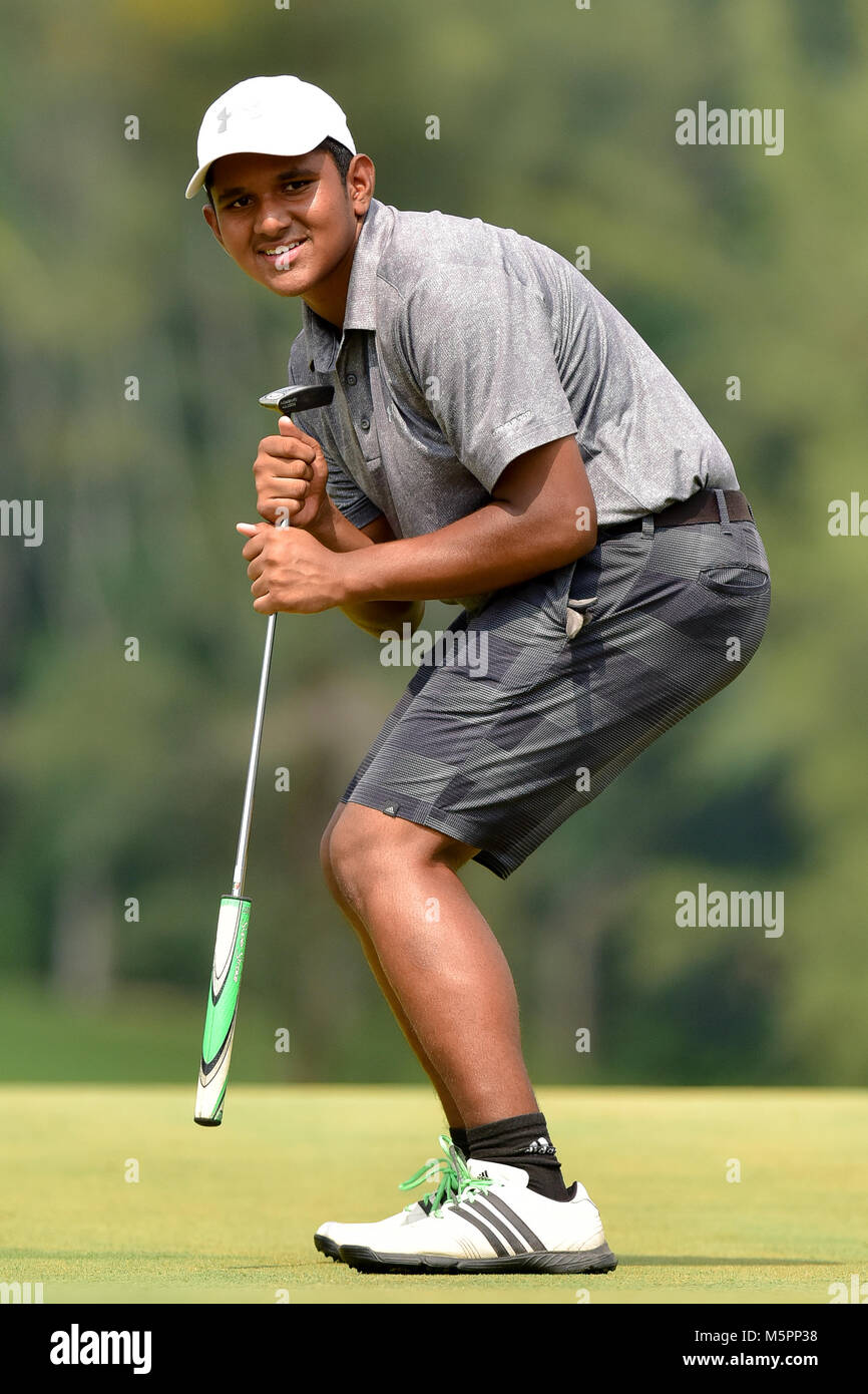 Danau, UKM Bangi - 11. Februar: Putra Huzaireil Khan reagiert auf die 5 grünen während der letzten Runde des Danau Junior Meisterschaft am Danau Golf Club auf Stockfoto