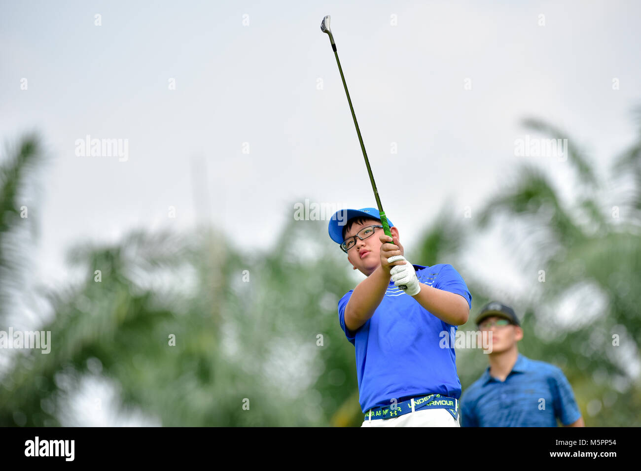 Danau, UKM Bangi - 11. Februar: Jayden Ng Wei Jiat Uhren sein T-Stück Schüsse in der 6. Bohrung während der letzten Runde des Danau Junior Meisterschaft am Danau Stockfoto