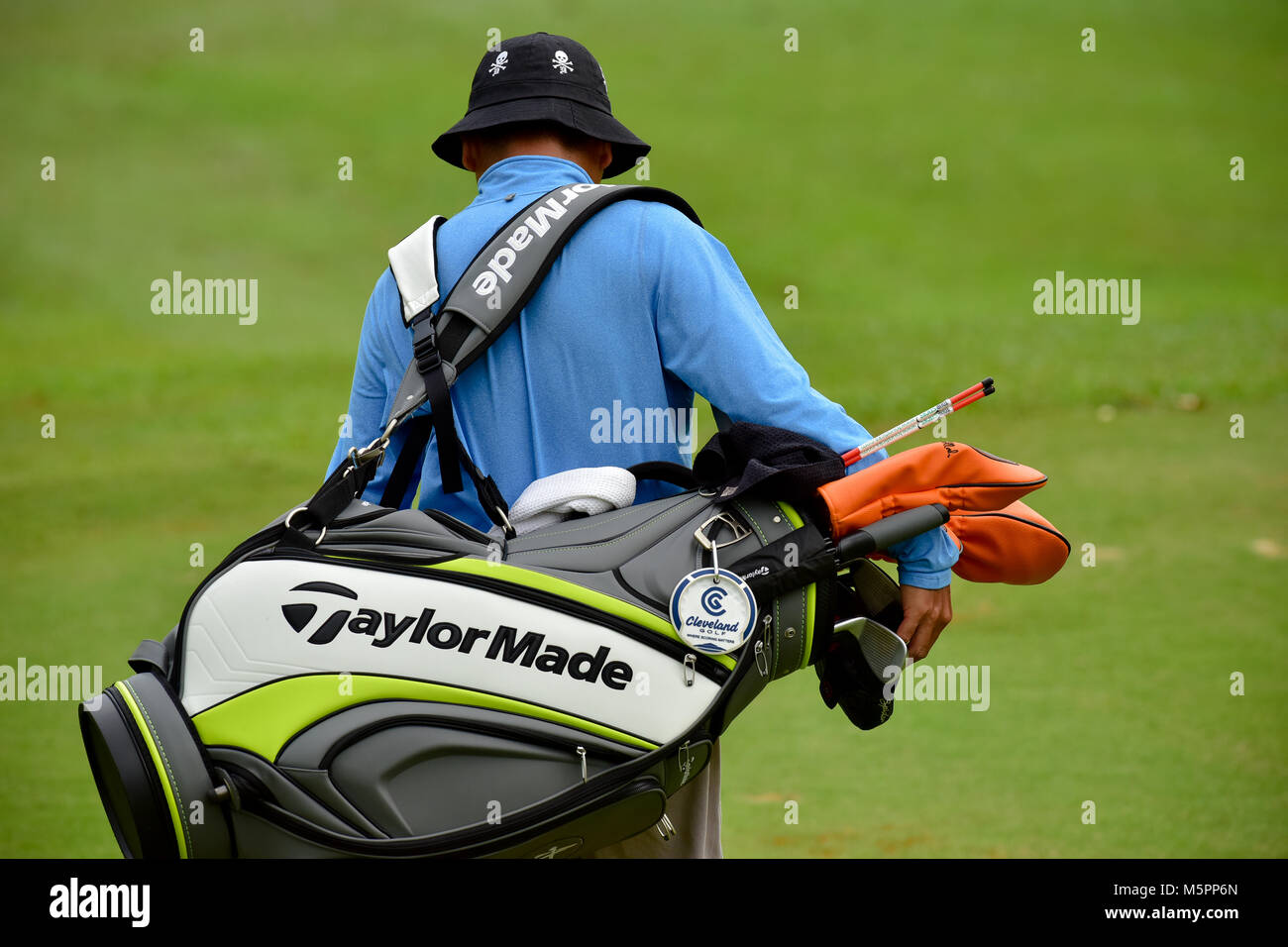 Danau, UKM Bangi - 11. Februar: Afiq Padillah's caddie Arep Kulal Spaziergänge in der 1. Bohrung während der letzten Runde des Danau Junior Meisterschaft an Dan Stockfoto