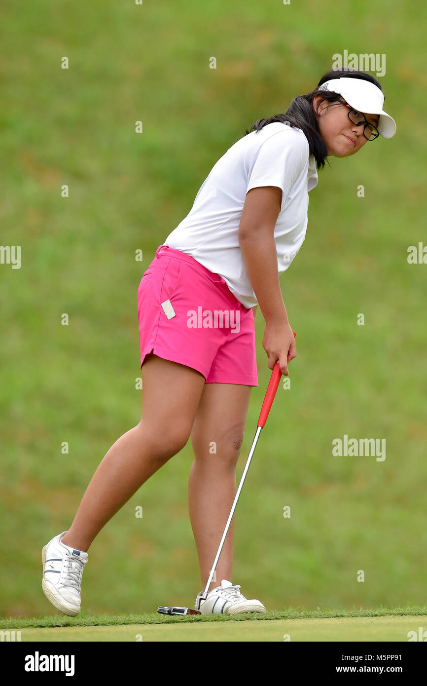 Danau, UKM Bangi - 11. Februar: Laetisha Poon Jia Yi reagiert auf dem 16 Grün während der letzten Runde des Danau Junior Meisterschaft am Danau Golf Club Stockfoto