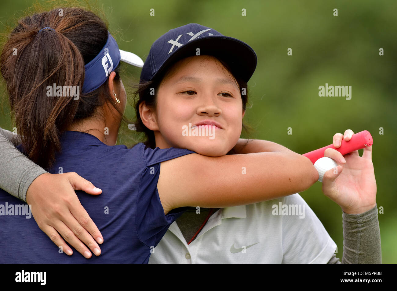 Danau, UKM Bangi - 11. Februar: Ashley Chin Yen Ling und Audrey Tan feiert nach der letzten Runde des Danau Junior Meisterschaft am Danau Stockfoto