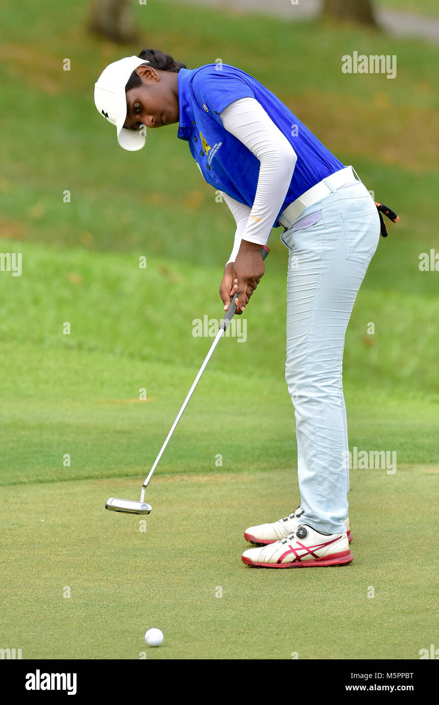 Danau, UKM Bangi - 11. Februar: sunitha Sreenivasan Schläge auf dem Grün während der letzten Runde des Danau Junior Meisterschaft am Danau Golf Club auf Stockfoto