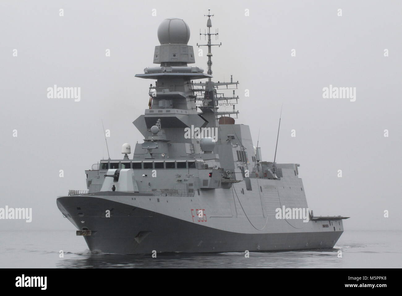 Seine Luigi Rizzo (F 565), eine Bergamini-Klasse Fregatte von der Italienischen Marine betriebenen, Kopf nach unten den Clyde zu Beginn der Übung gemeinsame Krieger 17-2. Stockfoto