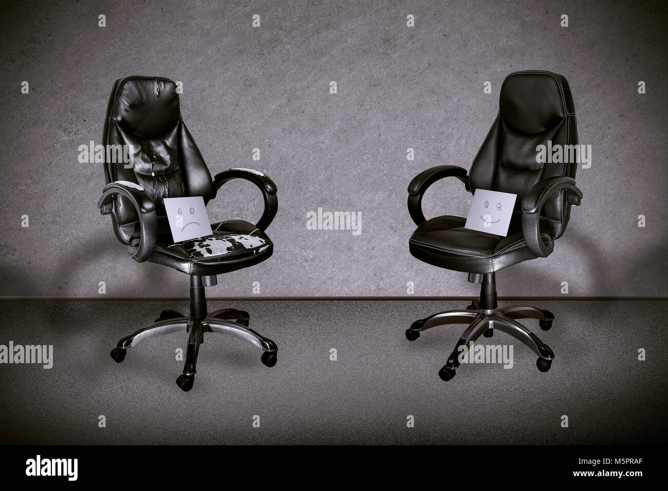 Zwei Stühle, eine alte, schäbige und mit einem traurigen Lächeln, eine andere neue mit einem glücklichen Lächeln, das Hintergrundbild Stockfoto