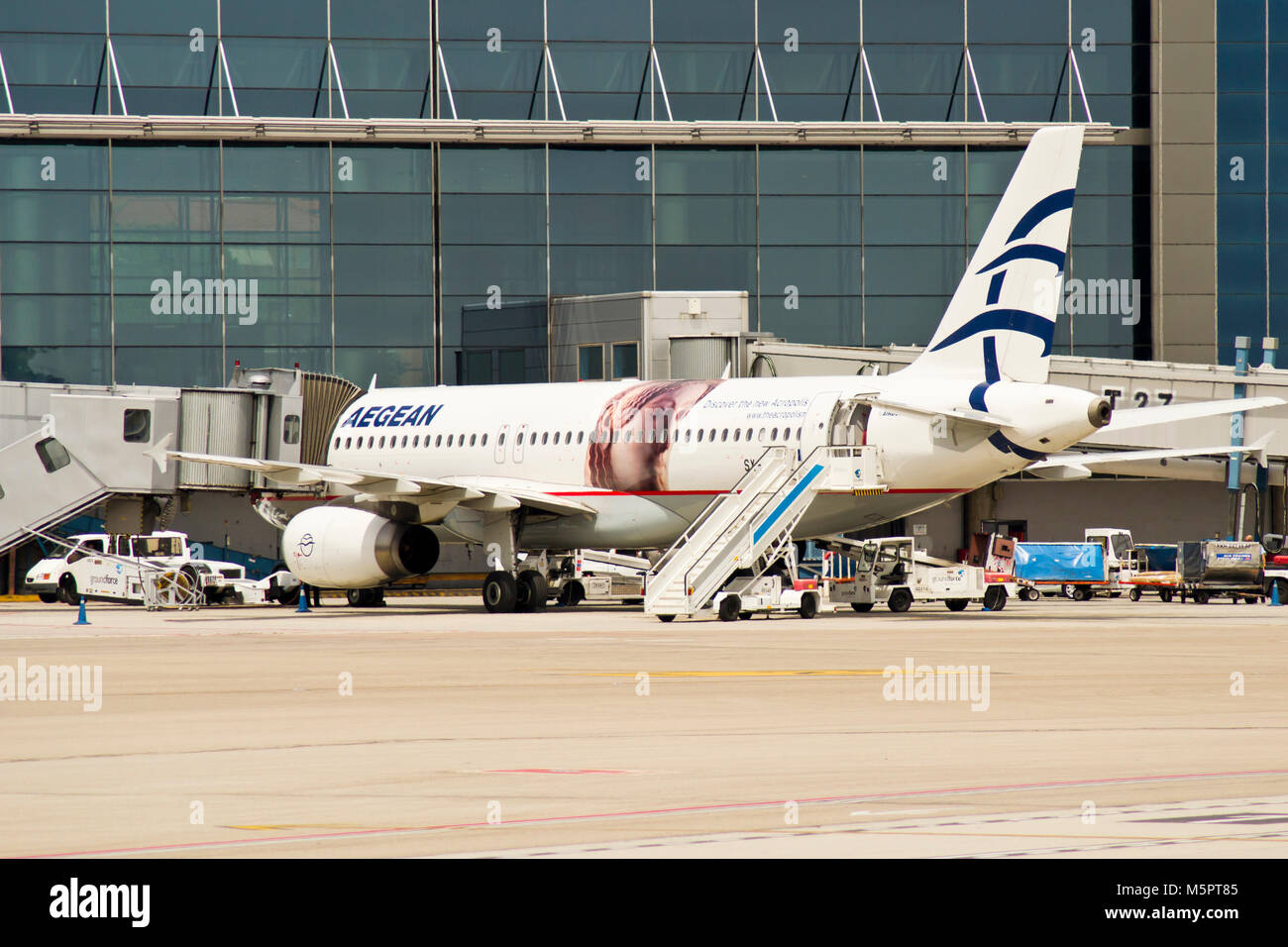 MADRID, Spanien - 30. MAI 2012: Eine Ägäische Flugzeuge am Flughafen Madrid-Barajas am 30. Mai 2012 in Madrid, Spanien. Stockfoto