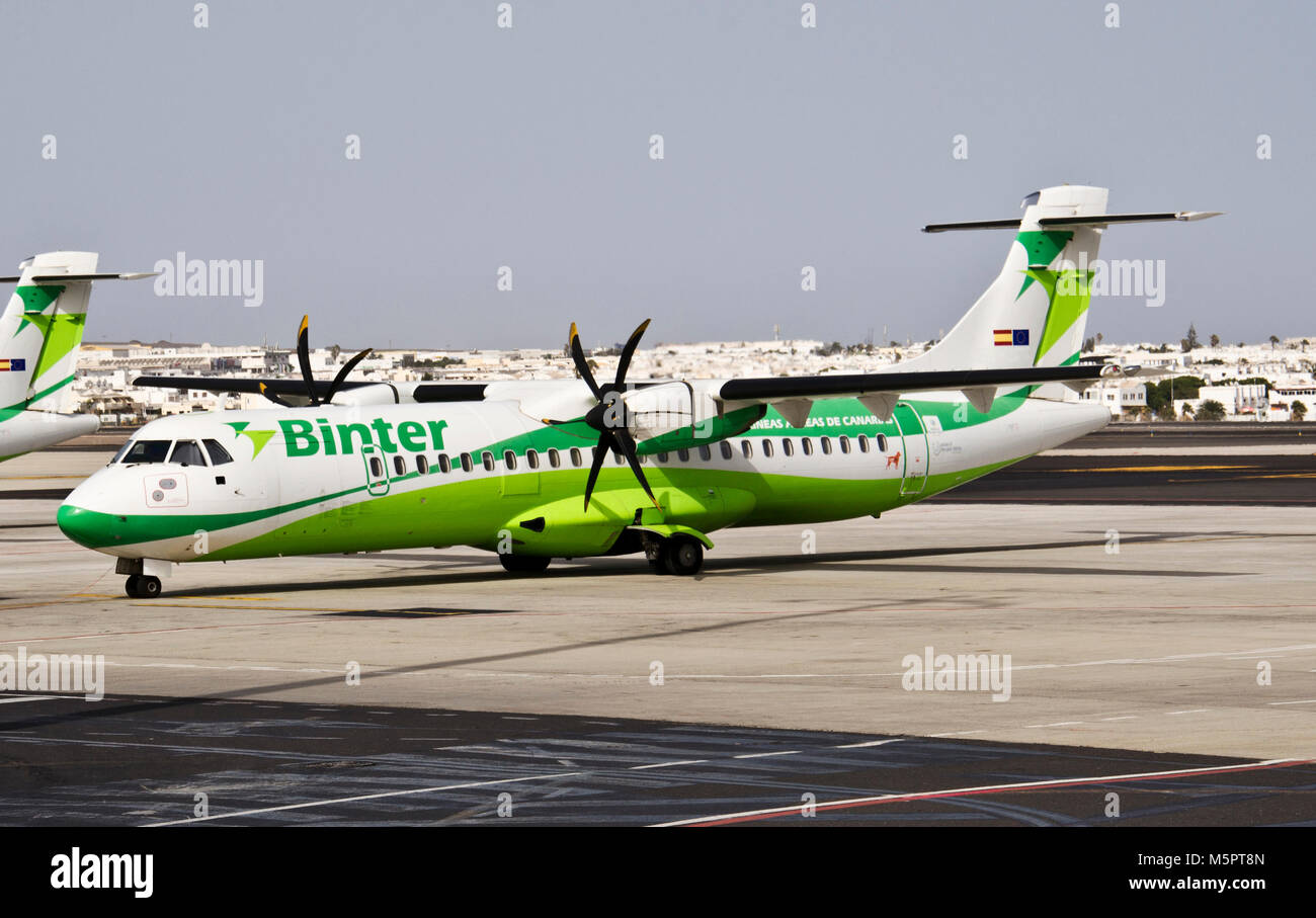 LANZAROTE, KANARISCHE INSELN, SPANIEN - 15. JULI 2012: Binter Canarias Flugzeuge am Flughafen Lanzarote am 17. Juli 2012 in Lanzarote, Kanarische Inseln, Stockfoto