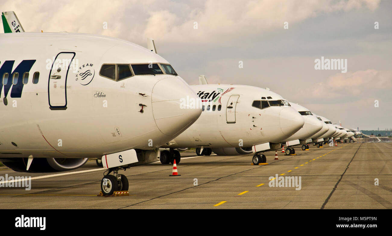 Bukarest, Rumänien - 9. Mai 2012: Viele verschiedene Flugzeuge auf dem Bahnsteig warten auf ihre Passagiere am Flughafen Otopeni geparkt am 9. Mai 2012 in Stockfoto