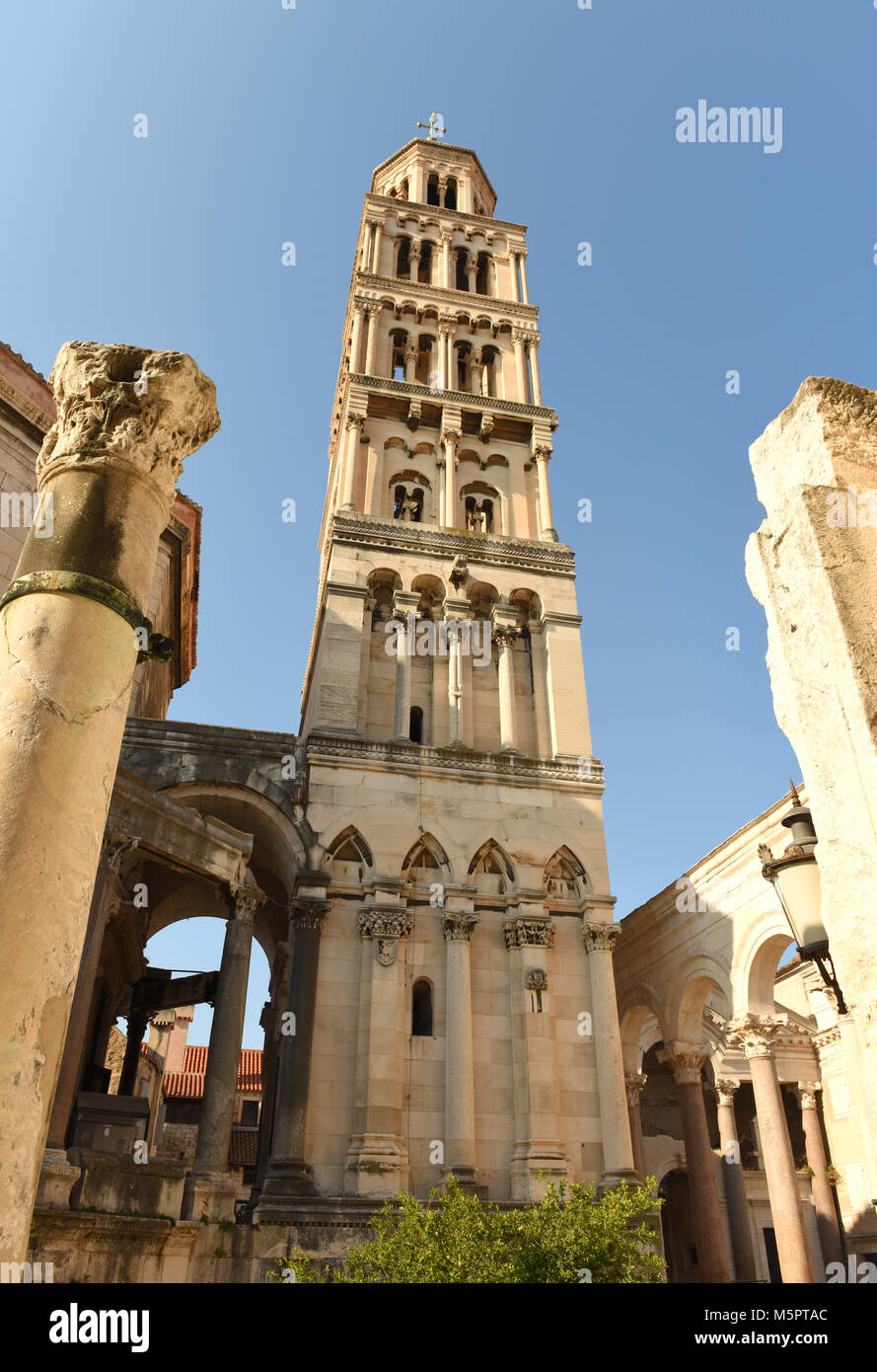 Glockenturm der Kathedrale St. Domnius in Split, Kroatien Stockfoto