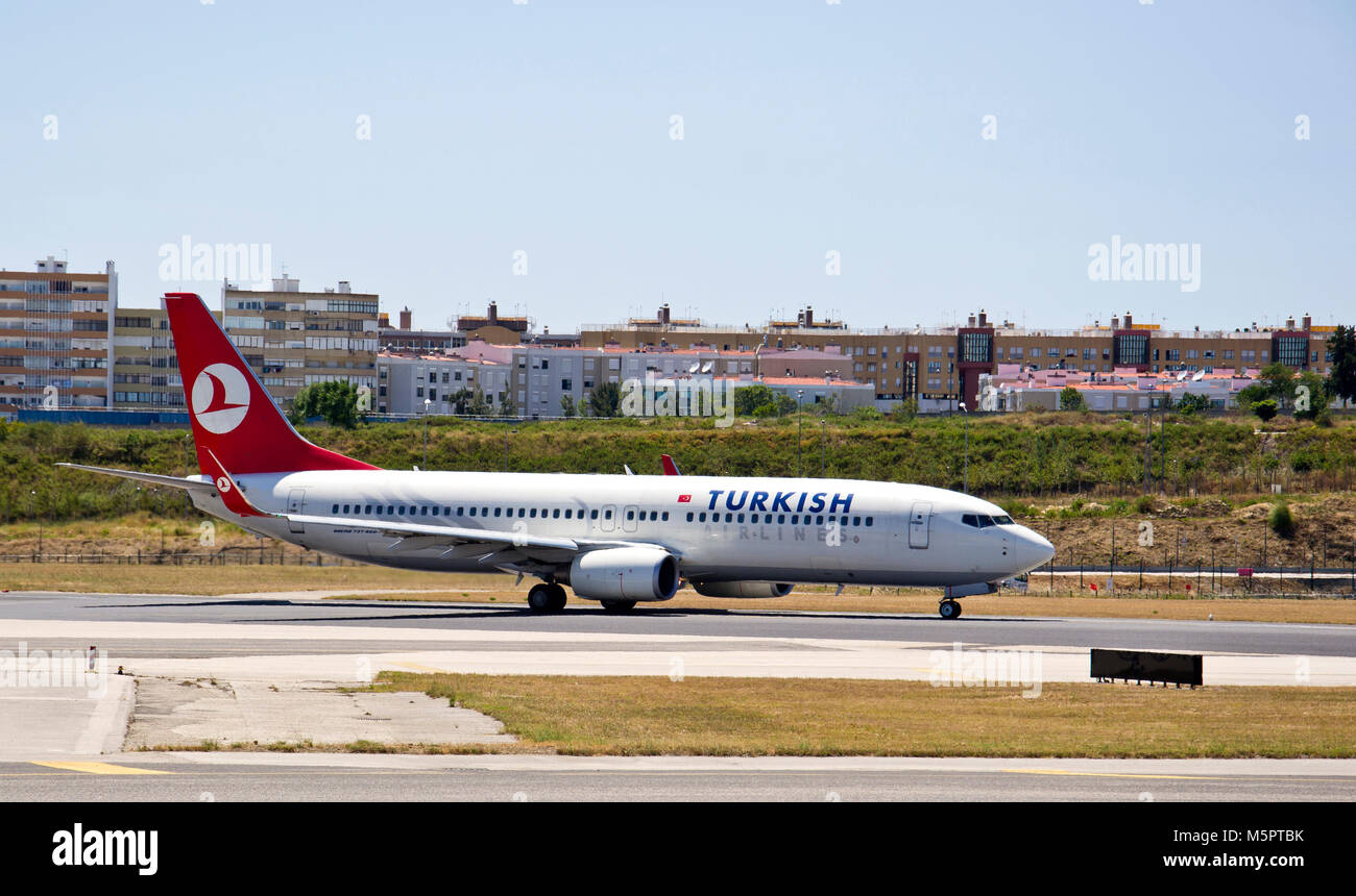 OPORTO, PORTUGAL - Juli 1, 2012: Turkish Airlines Flugzeug Landung am Francisco Sa Carneiro am 1. Juli 2012 in Porto, Portugal. Stockfoto