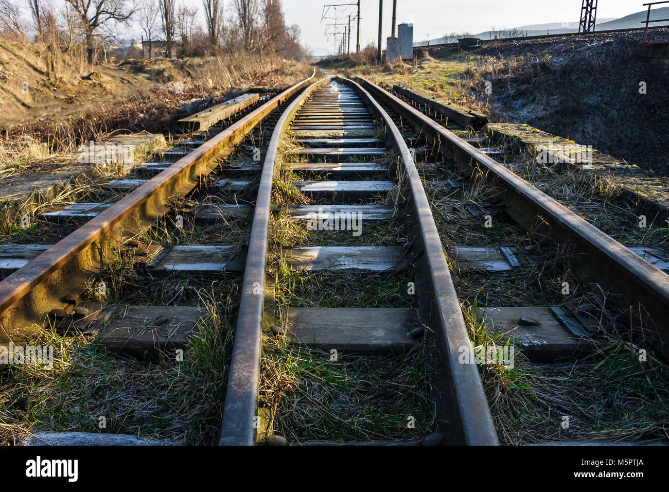 Alte Eisenbahn im Frühling. Transport Hintergrund Stockfoto