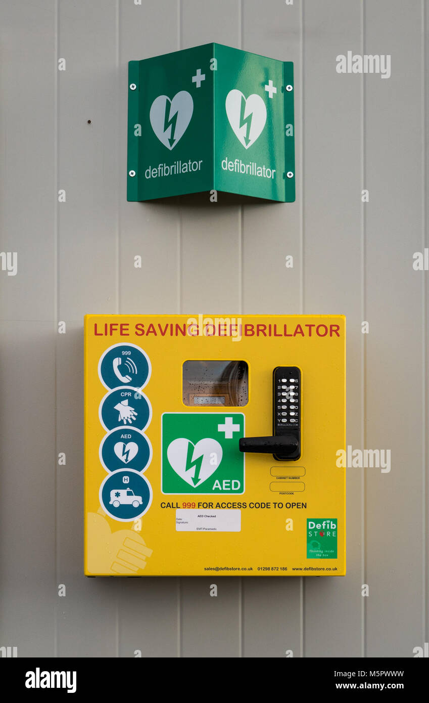AED lebensrettenden Defibrillator in öffentlichen Ort, Großbritannien Stockfoto