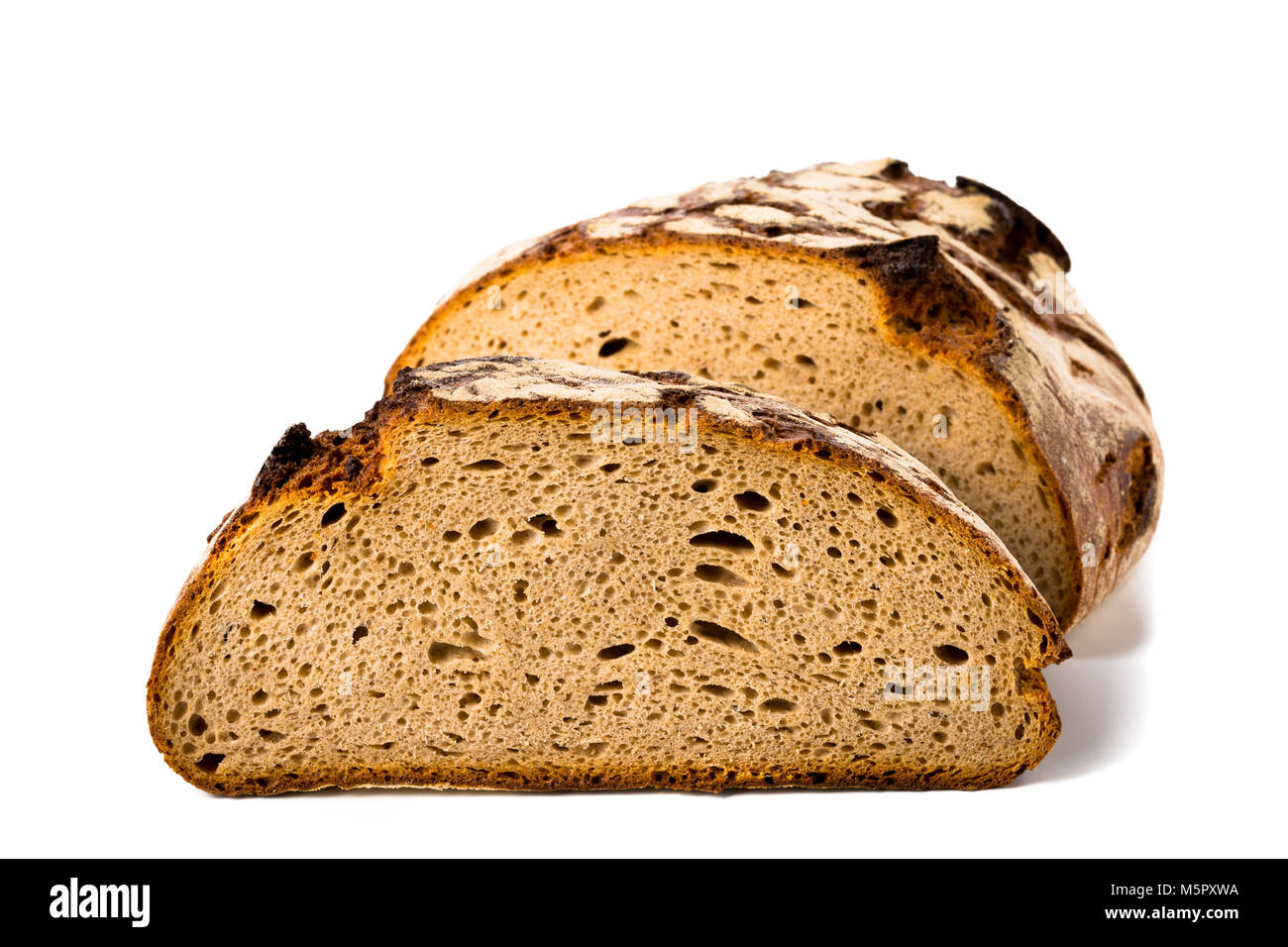 In Scheiben geschnitten Laib Rustikales Brot auf weißem Hintergrund, Vorderansicht, Nahaufnahme. Stockfoto