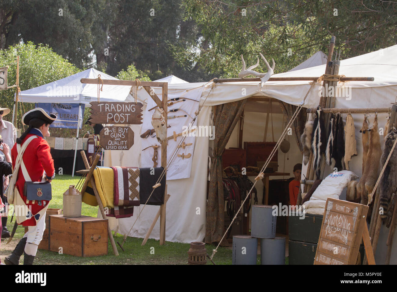 British redcoat Soldat in eine Trading Post an einem Reenactment eines Amerikanischen Unabhängigkeitskrieg Schlacht Stockfoto