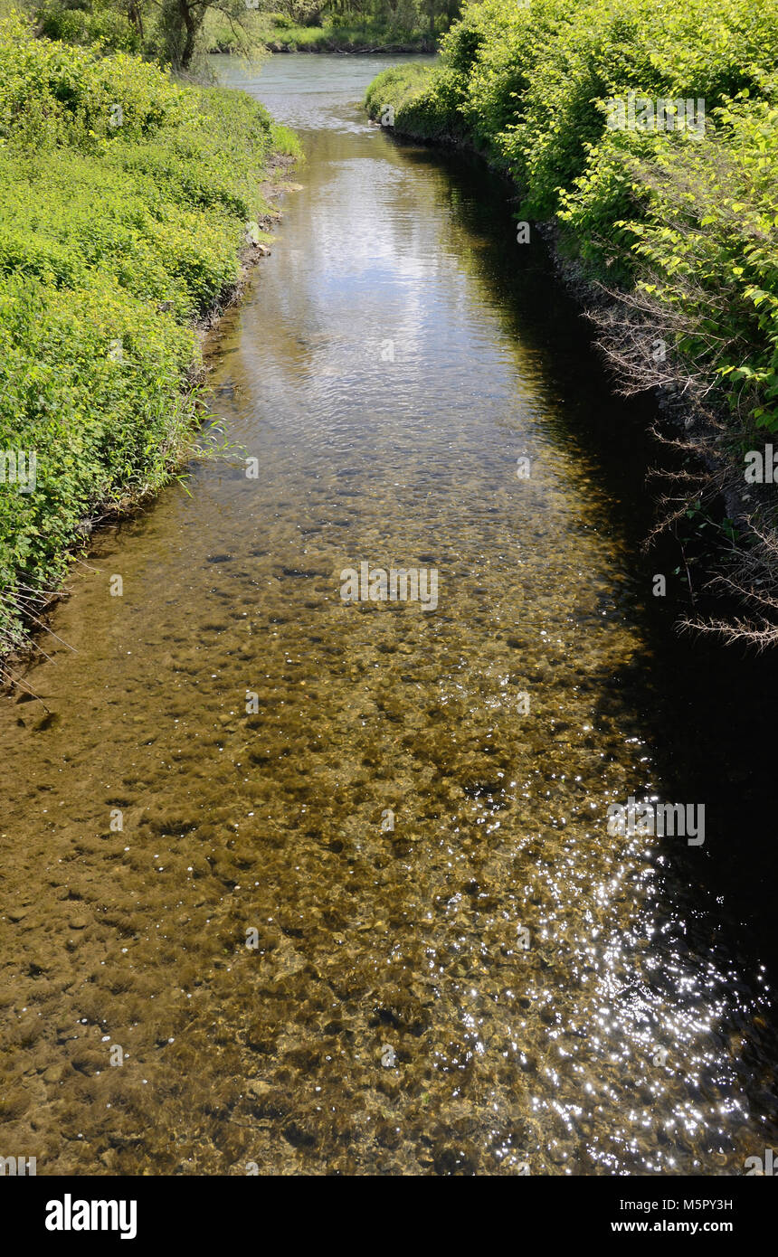 Ruhigen kleinen Kanal mit transparenten Wasser Stockfoto