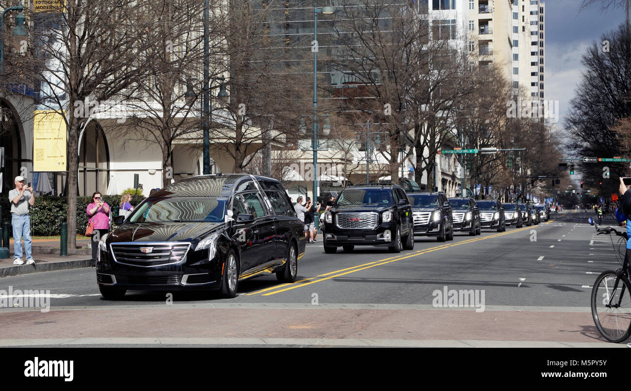 Pfarrer und Evangelist Billy Graham's motorcade geht durch die Innenstadt von Charlotte, North Carolina, seinen Körper von Asheville zu den Billy Grah Stockfoto