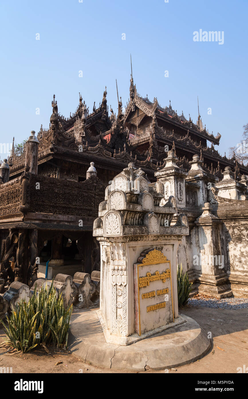 Shwenandaw Kloster (auch bekannt als Golden Palace) ist eine historische buddhistische Kloster in Mandalay, Myanmar (Burma), aus Teakholz gebaut. Stockfoto