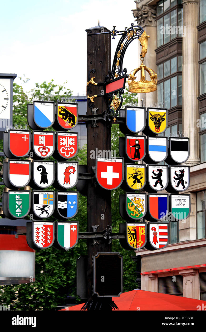 Bündel von Schweizer Wappen auf öffentlichen Londoner Leicester Square Stockfoto