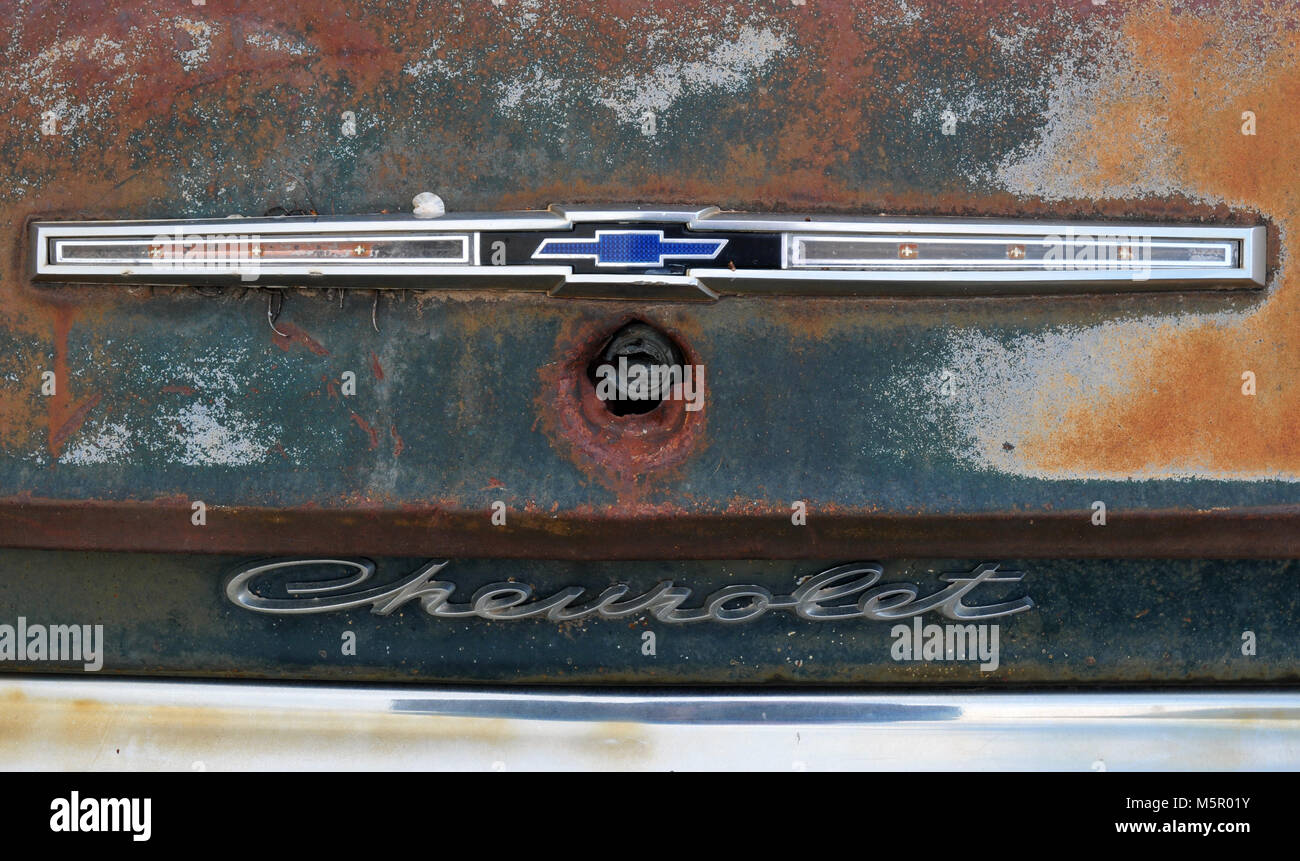 Detail der Trunk Emblem eines rosten Chevrolet entlang der alten Route 66. Stockfoto
