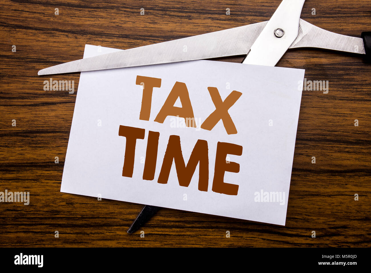 Hand schreiben Bildunterschrift inspiration Übersicht Steuer Zeit. Business Konzept für Steuern Finanzen Erinnerung auf Notiz geschrieben, Holz- mit bunten Schere Stockfoto