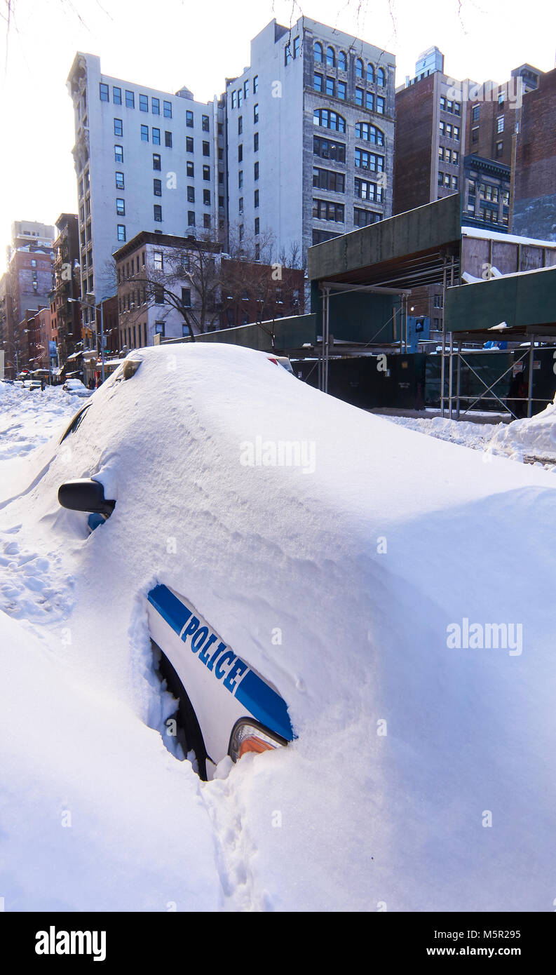 Polizei Auto unter dem Schnee begraben Stockfoto