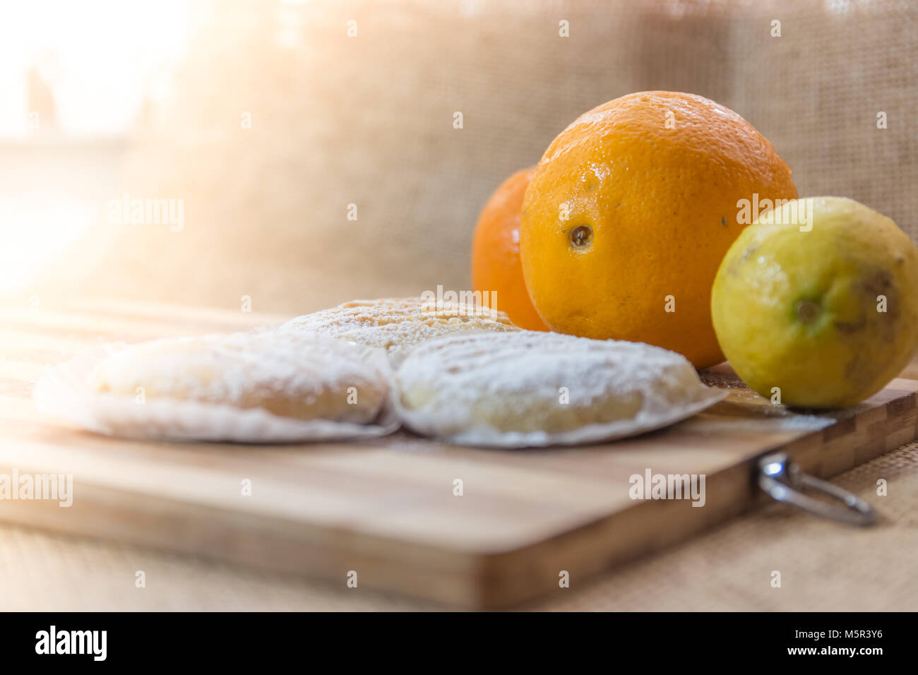 Cookies mit Orange und Zitrone. Organische Küche hausgemachte Kekse. Nahaufnahme. Stockfoto