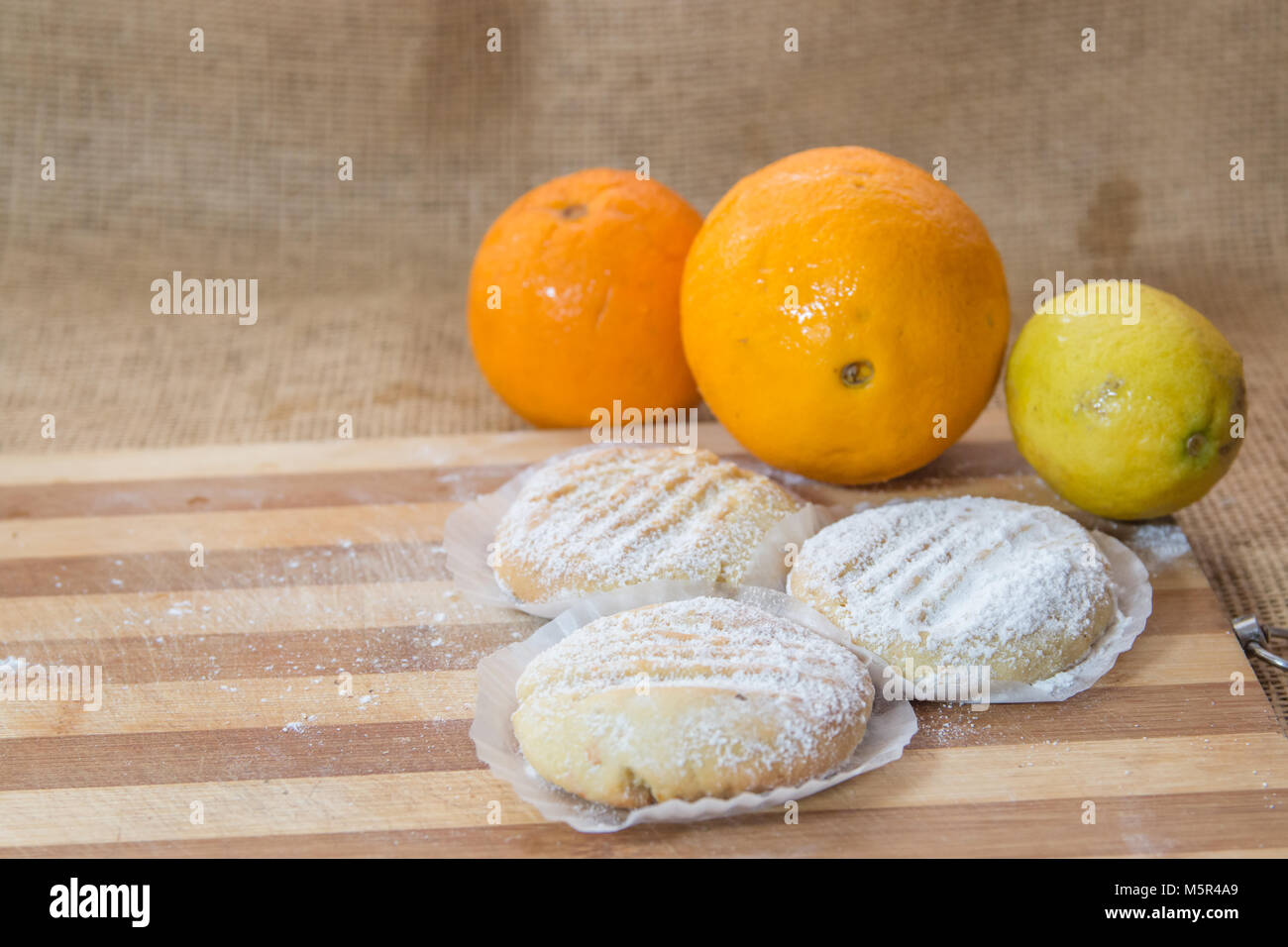 Cookies mit Orange und Zitrone. Organische Küche hausgemachte Kekse. Nahaufnahme. Stockfoto