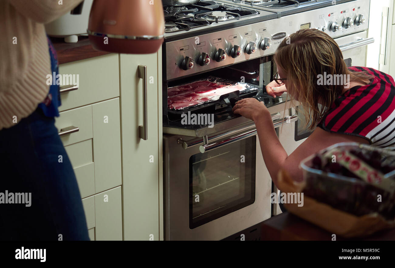 Grillen Speck für die warmen Speisen auf einer großen Palette Stockfoto