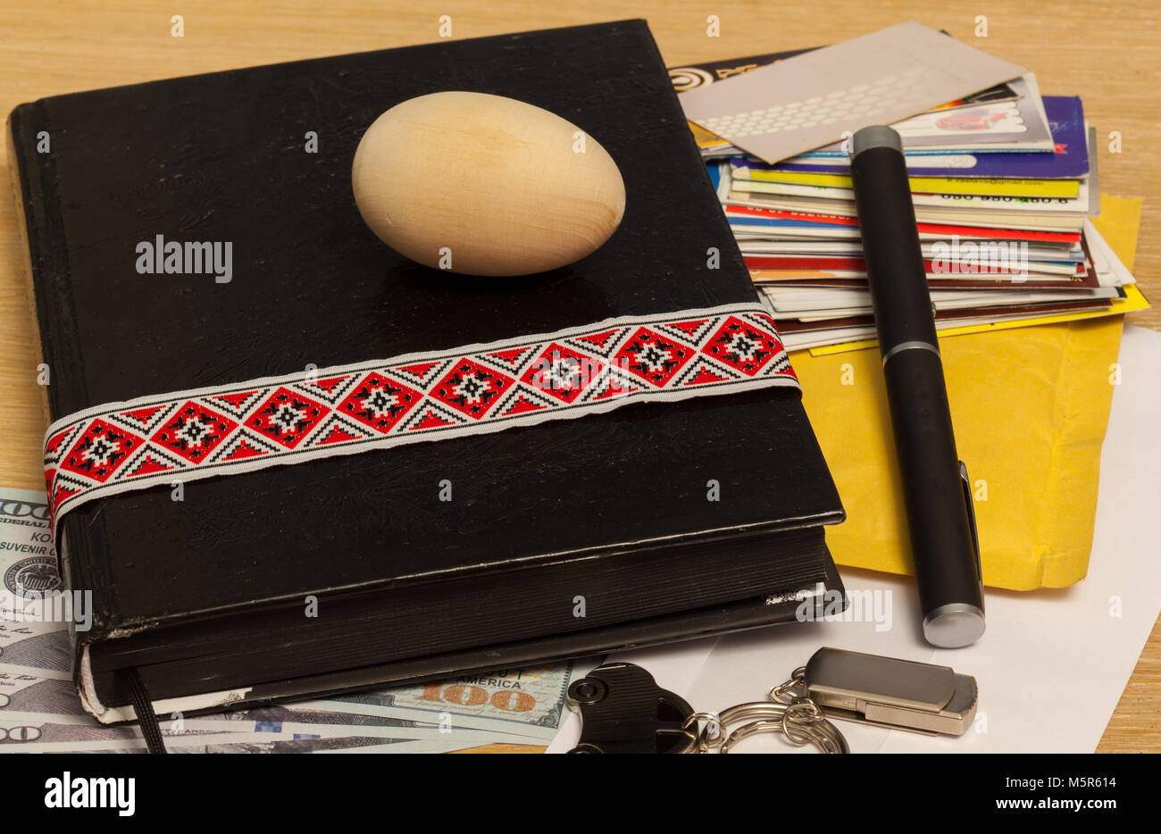 Persönliche Sachen von einem Geschäftsmann auf dem Tisch bereit Stockfoto