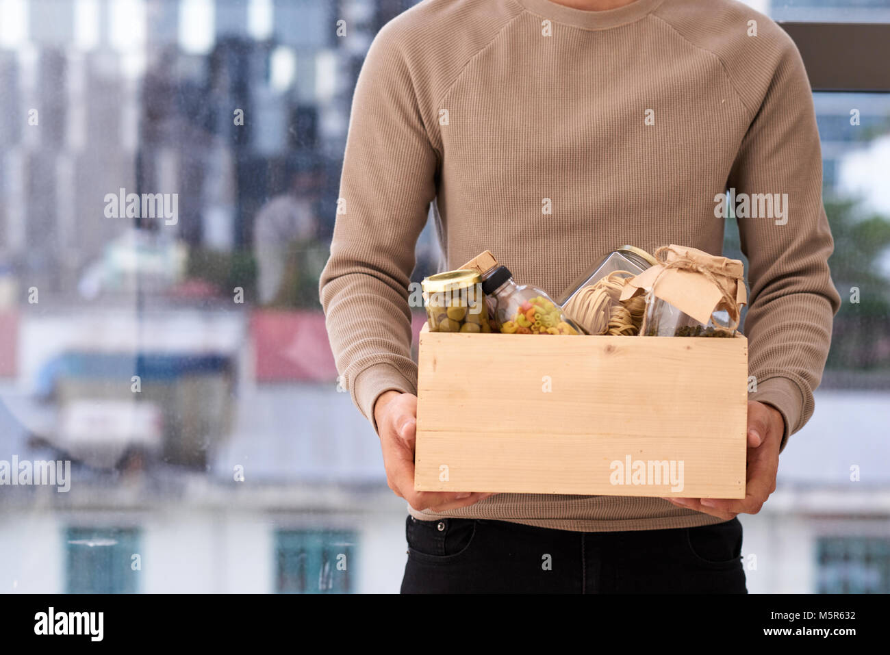 Freiwillige mit Box von Essen für Arme. Spende Konzept. Stockfoto