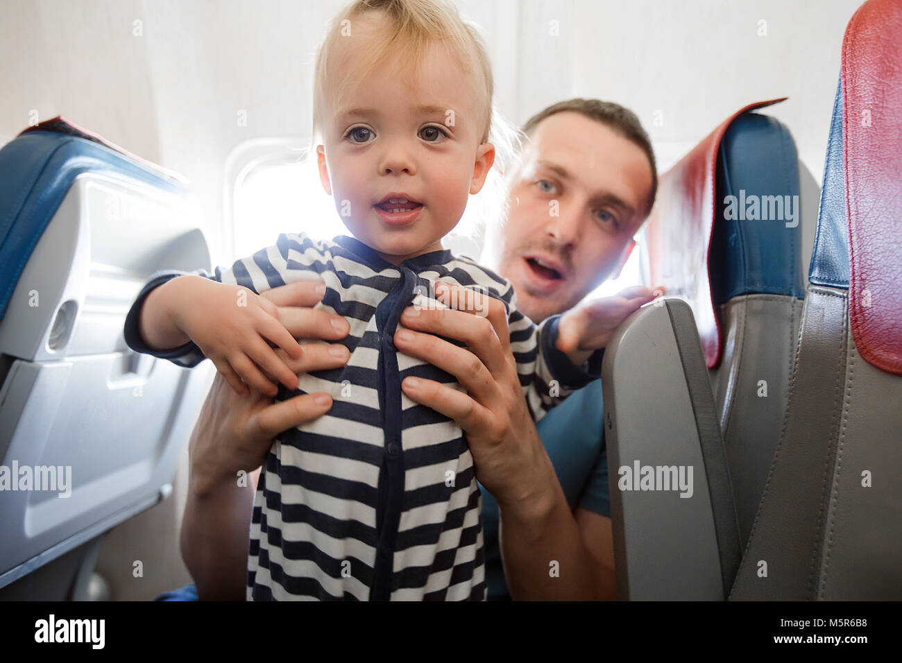 Vater und Kind in der Kabine Flugzeug Interieur Stockfoto Vater und Kind in der Kabine Flugzeug Interieur Stockfoto