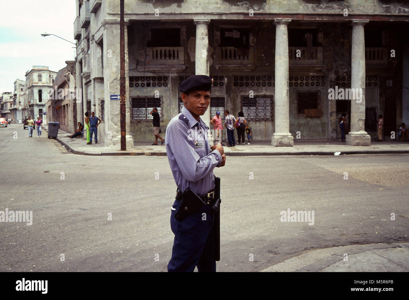 Ein Polizist im Zentrum von Havanna, Kuba während des Embargos Ära, 1998. Stockfoto