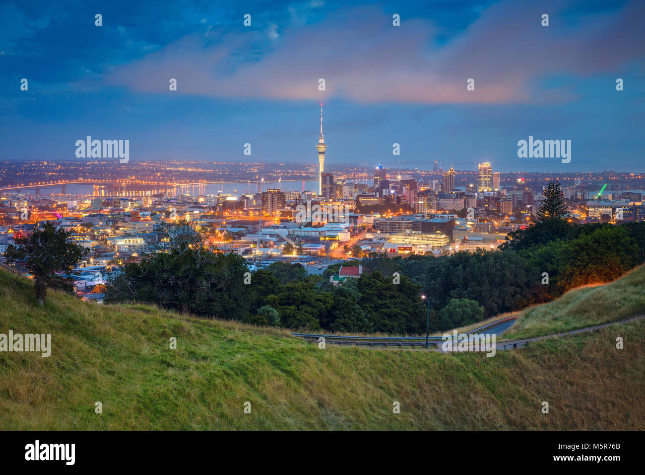 Auckland. Stadtbild bild Skyline von Auckland, Neuseeland von Mt. Eden in der Morgendämmerung. Stockfoto