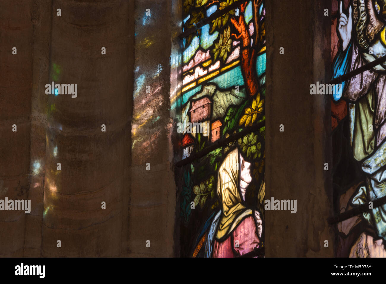 Glasfenster und deren Reflexionen auf dem steinernen Mauern von St Marys Kirche Huish, England, UK. Episcopi in der Nähe von Langport in Somerset Stockfoto