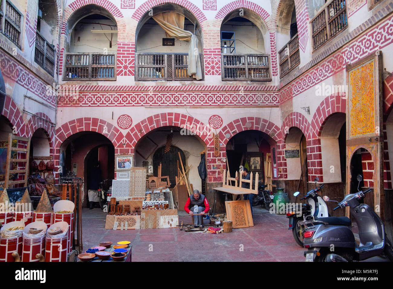 Handwerker in der Werkstatt, Marrakesch, Marokko. Stockfoto