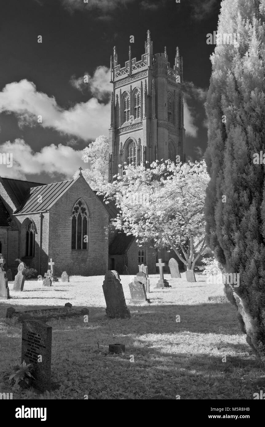 Infrarot Bild der Klasse 1 aufgeführt Kirche St. Maria im Huish Episcopi, in der Nähe von Langport in Somerset, England, UK. Einschließlich eines Teils des Friedhofes Stockfoto