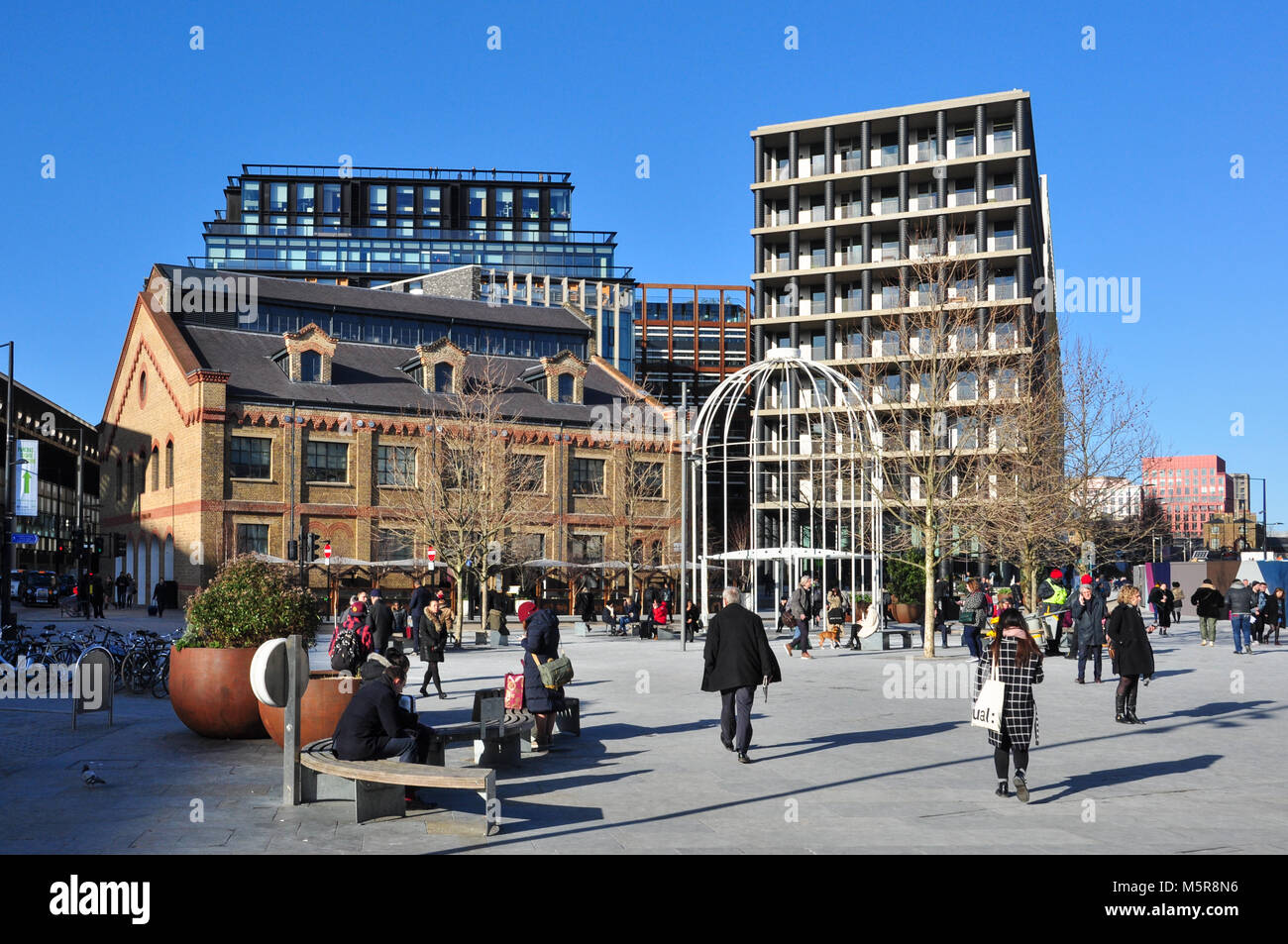 Neu sanierten Bereich der Battle Bridge Ort und King's Boulevard, zwischen King's Cross und St Pancras Station, London, England, Großbritannien Stockfoto