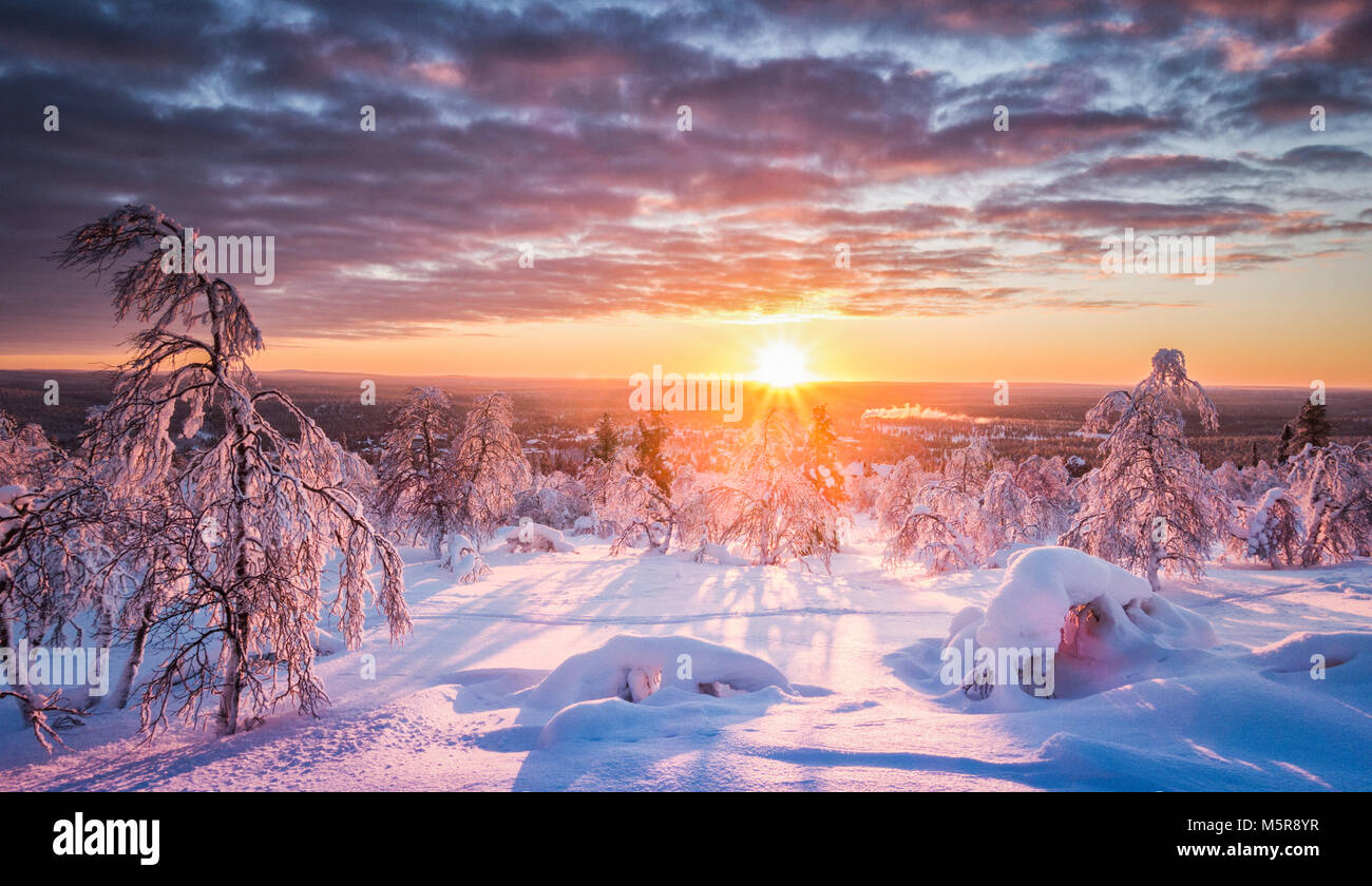 Panoramablick auf die wunderschöne Winterlandschaft Landschaft im schönen goldenen Abendlicht bei Sonnenuntergang mit Wolken in Skandinavien, Nordeuropa Stockfoto