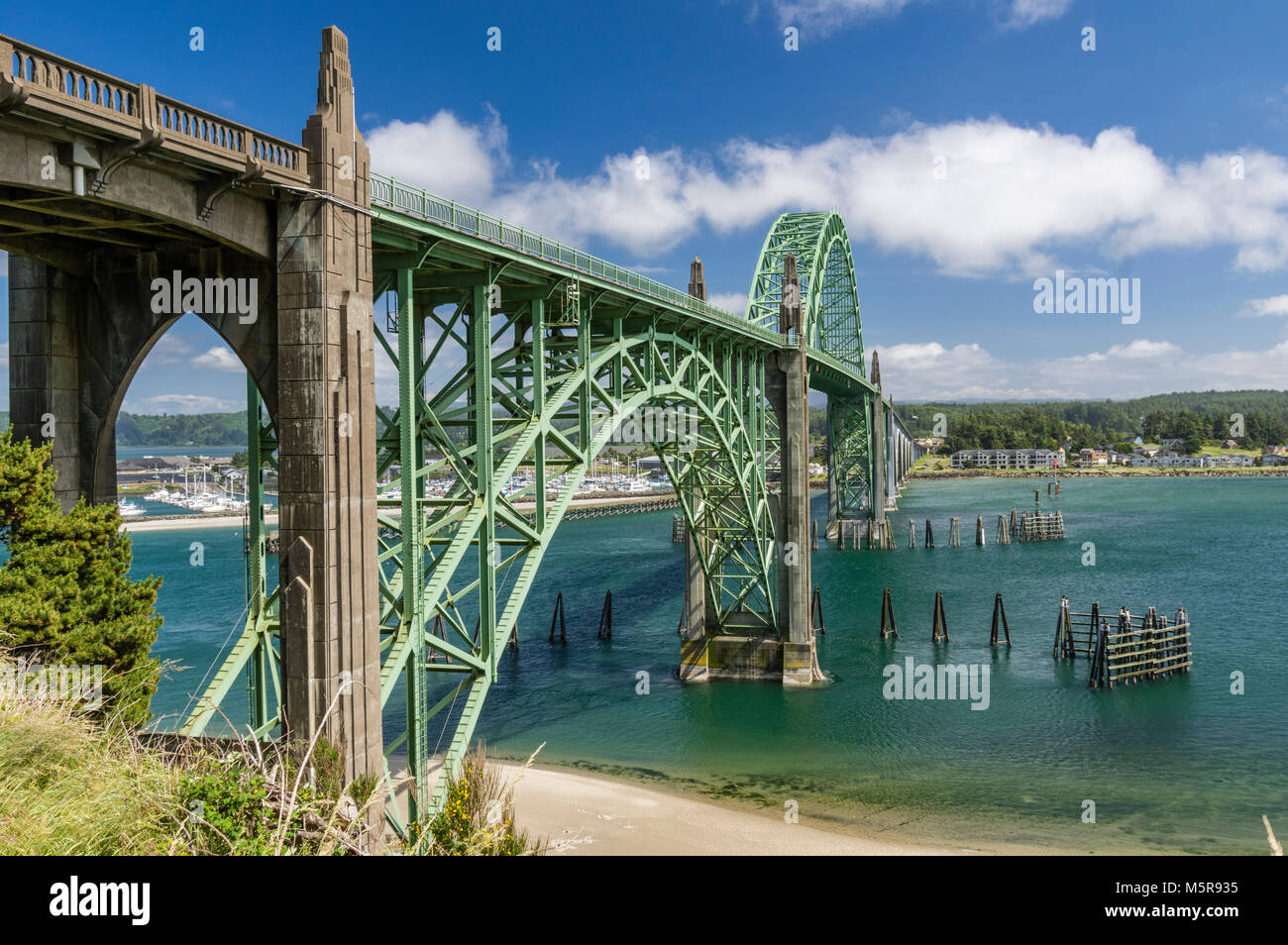 Yaquina Bay Bridge ermöglicht es uns, 101 der Yaquina River Estuary, Newport, Oregon zu Kreuz Stockfoto