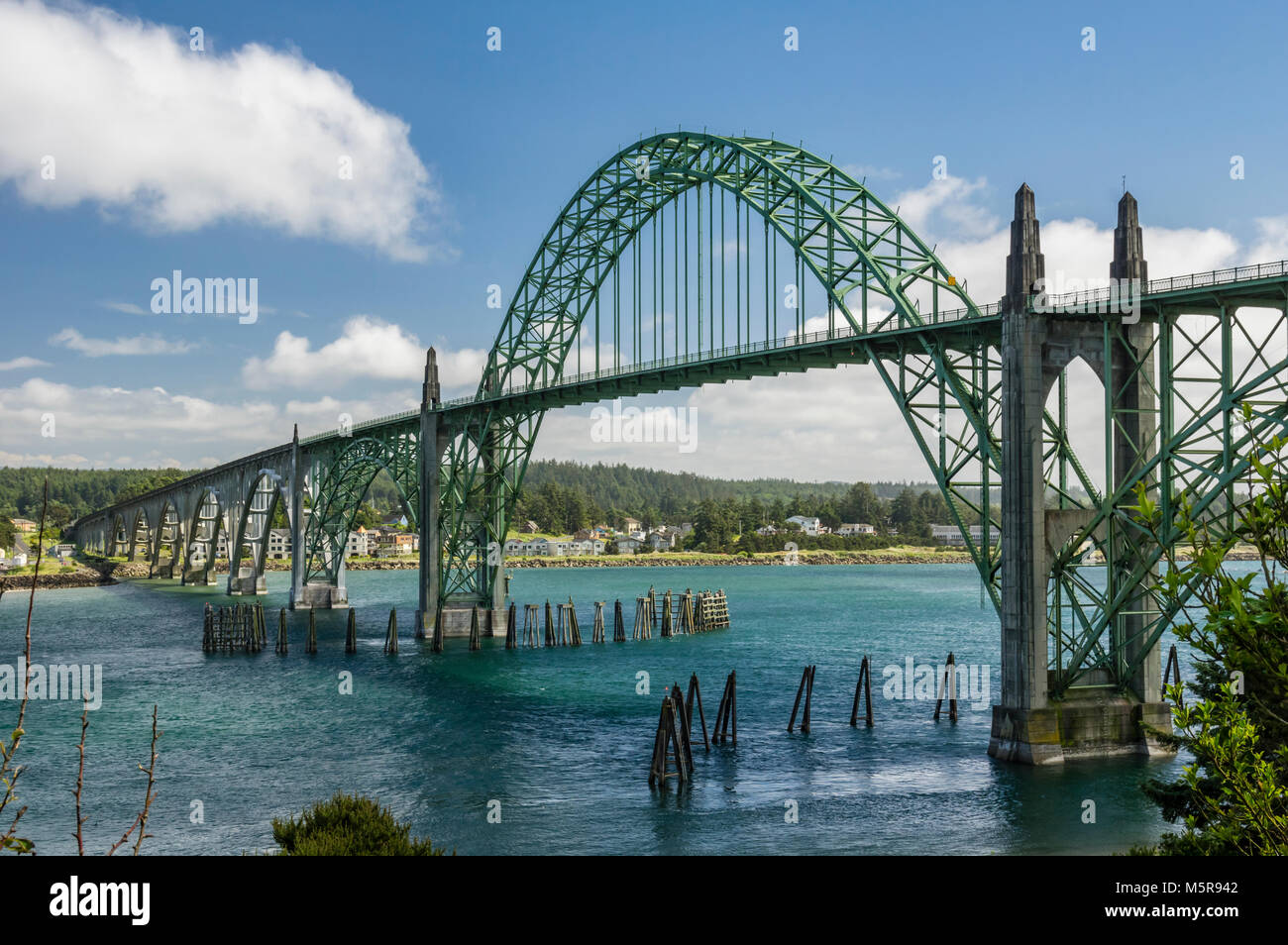 Yaquina Bay Bridge ermöglicht es uns, 101 der Yaquina River Estuary, Newport, Oregon zu Kreuz Stockfoto