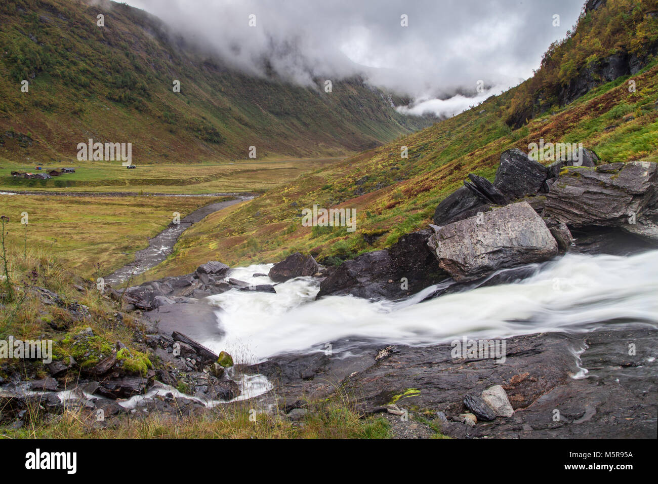 Kvassdalen sendefossen Wasserfall und das Tal in Hordaland, Norwegen. Stockfoto