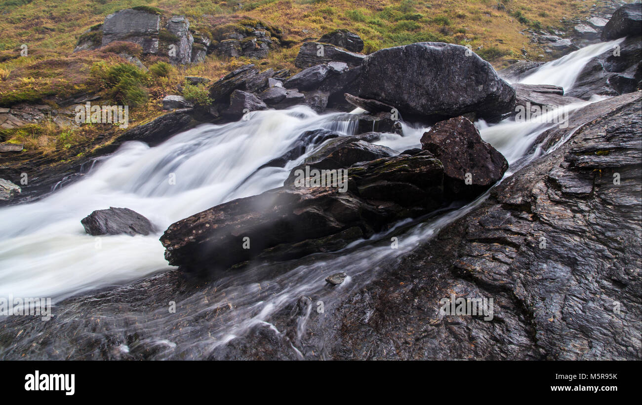 Kvassdalen sendefossen Wasserfall im Tal, Nord-Norwegen, Norwegen. Stockfoto