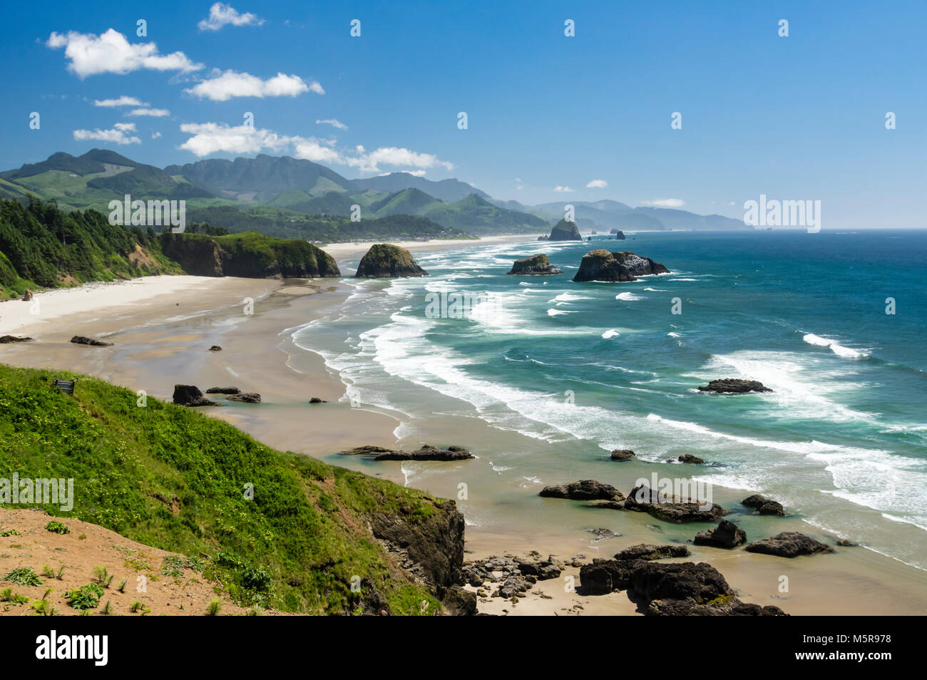 Oregon Küste Landschaft mit heuschober Felsen und Brandung. Canon Beach, Oregon Stockfoto