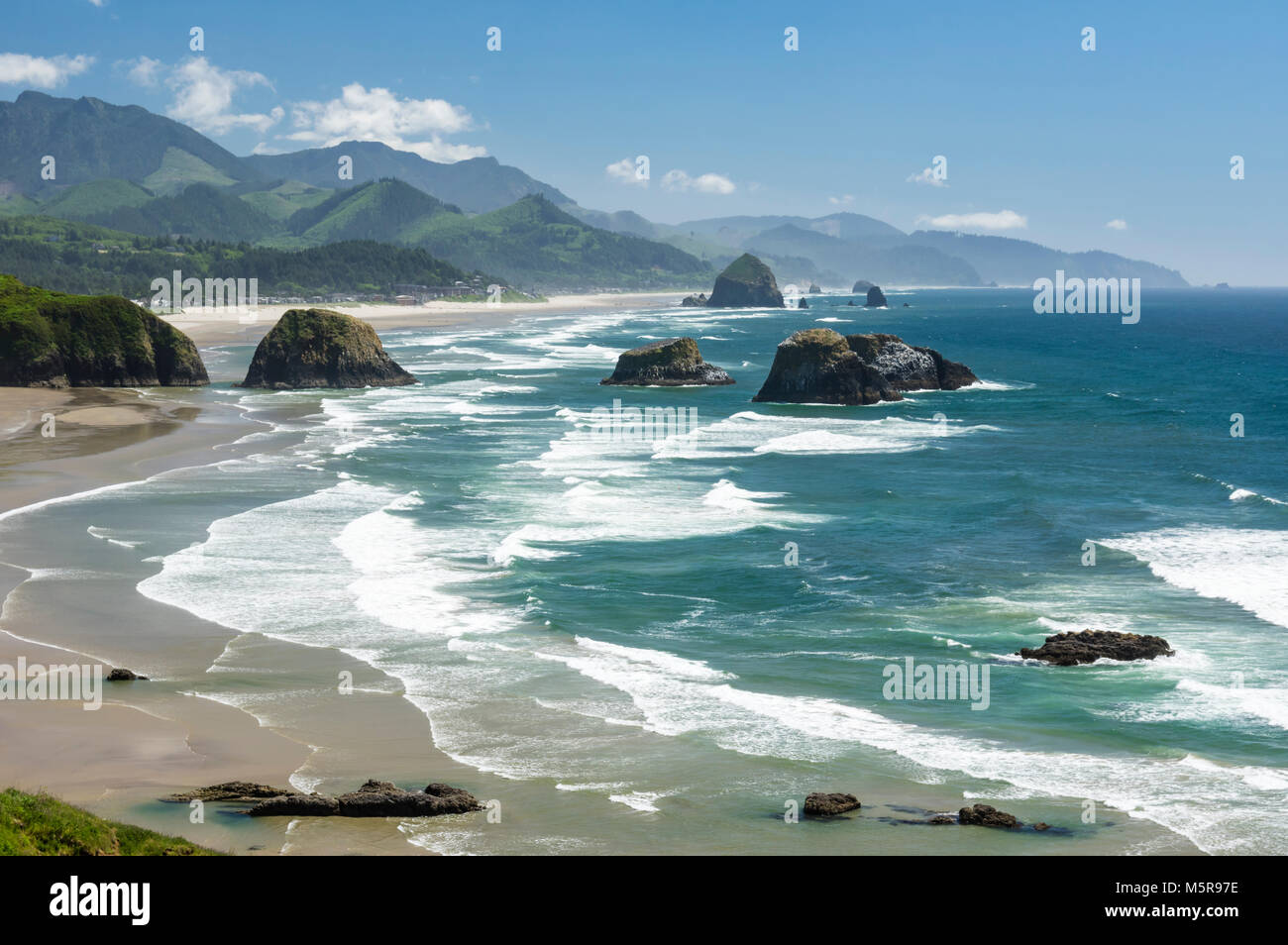 Oregon Küste Landschaft mit heuschober Felsen und Brandung. Canon Beach, Oregon Stockfoto