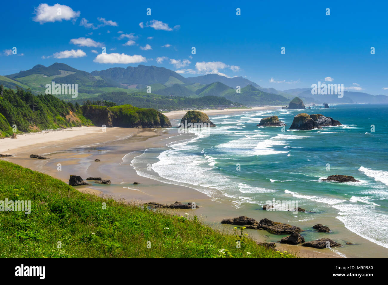 Oregon Küste Landschaft mit heuschober Felsen und Brandung. Canon Beach, Oregon Stockfoto