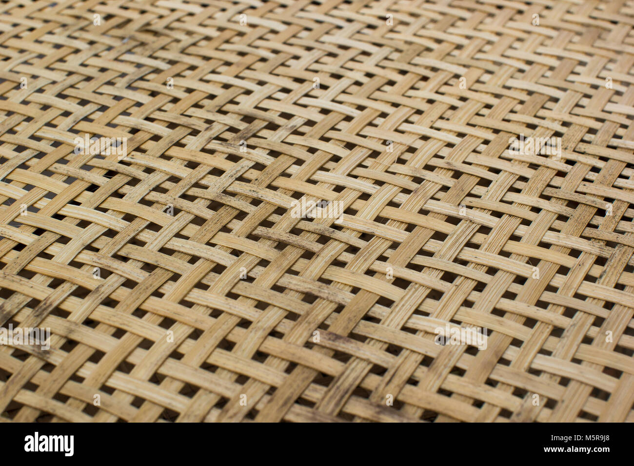 Handgefertigte Bambus weave Muster Textur. Zusammenfassung Hintergrund aus niedrigem Blickwinkel betrachten. Stockfoto