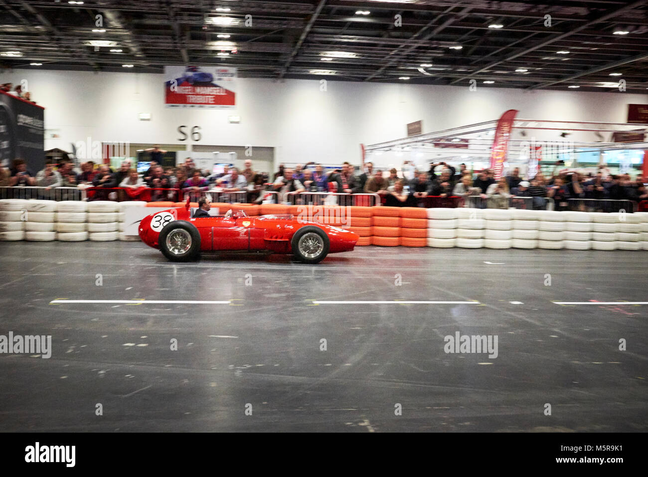 Nigel Mansell fahren ein 1960er Ferrari Dino 246 F1. Im Excel Centre der London Classic Car Show 2018. London, England, Großbritannien, Großbritannien Stockfoto